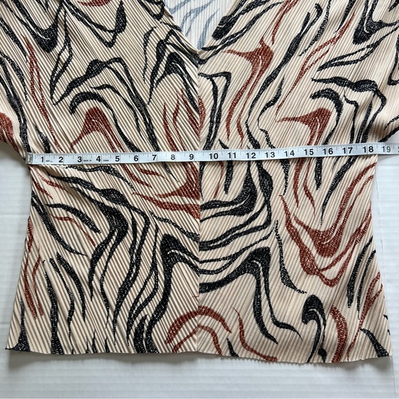 Lindex Pleated V Neck Top Blouse Short Sleeve Size Small NWOT - Picture 7 of 10